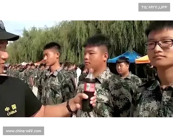 北京军训新挑战:头顶水杯走路,考验的不仅是平衡还有心理素质 北京军训新挑战:头顶水杯走路,考验的不仅是平衡还有心理素质